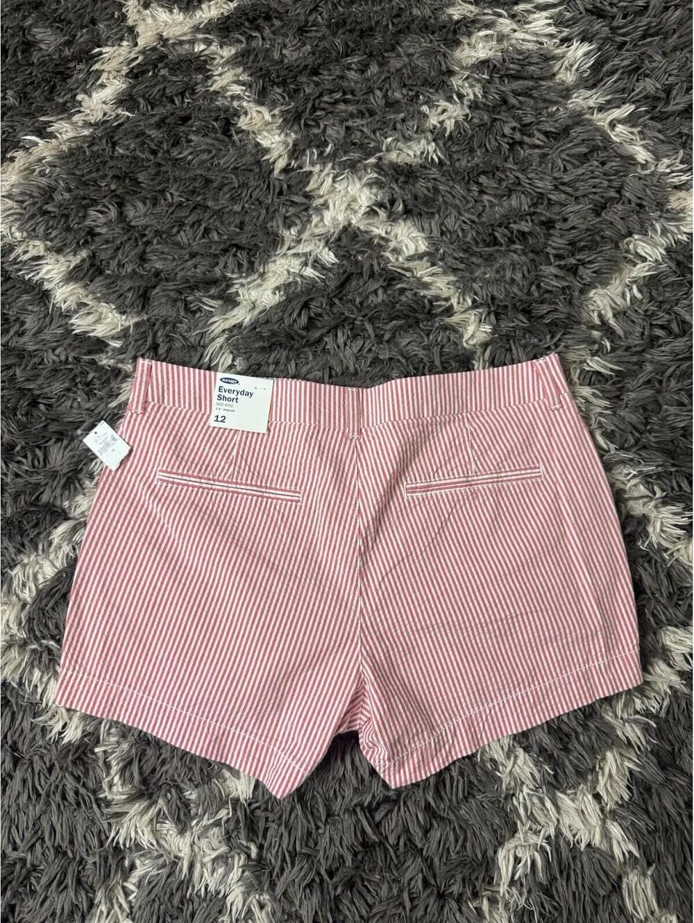 NWT Old Navy Womens Everyday Short 12 Red White Striped Seersucker Mid Rise 3.5"